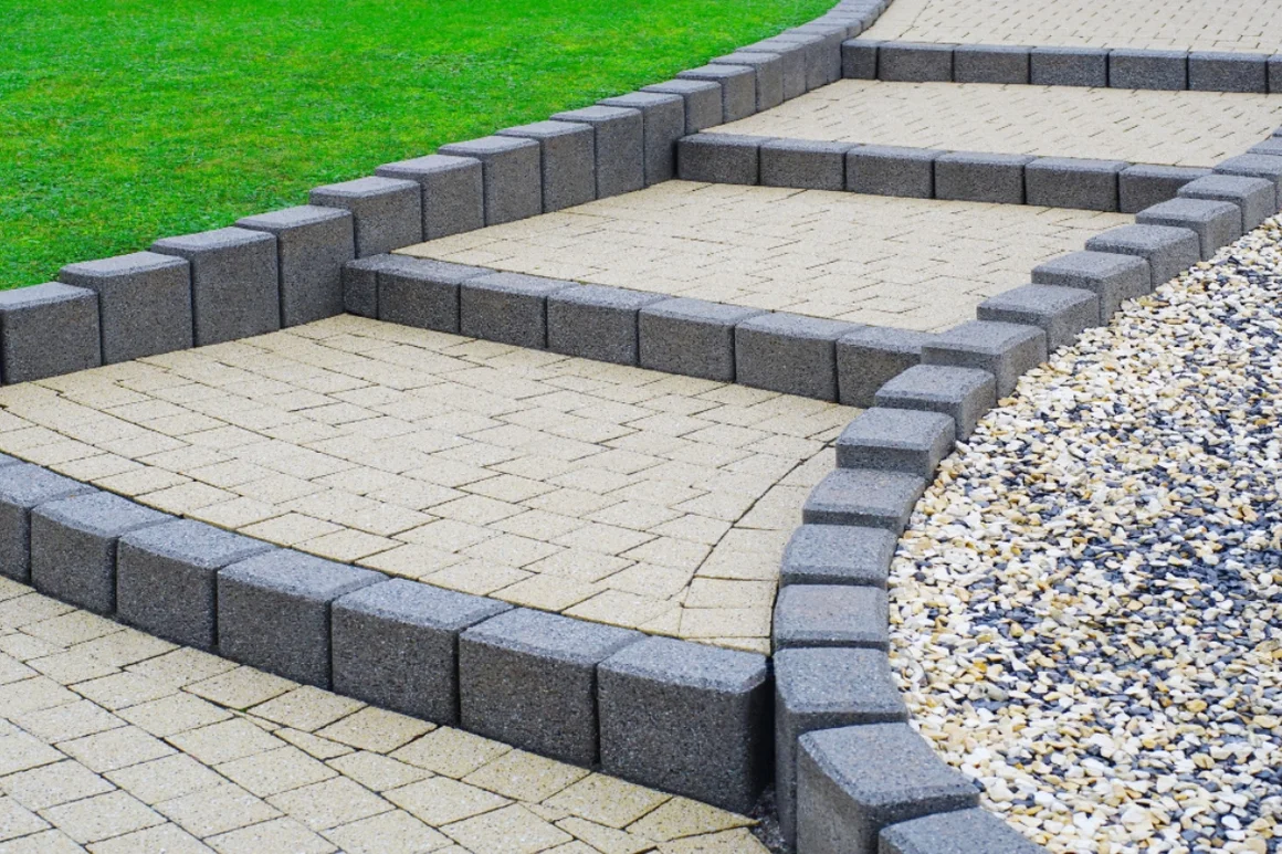 Geschwungene Pflastertreppe im Garten